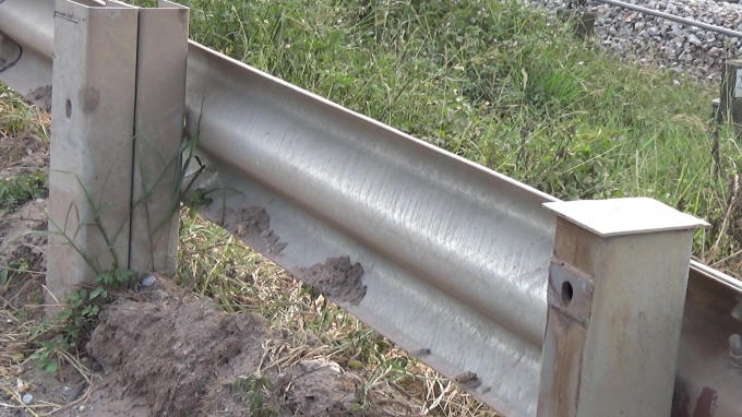 Bị lắp ngược nên các cạnh sắc nhọn của cột đỡ hộ lan bị quay vào trong.