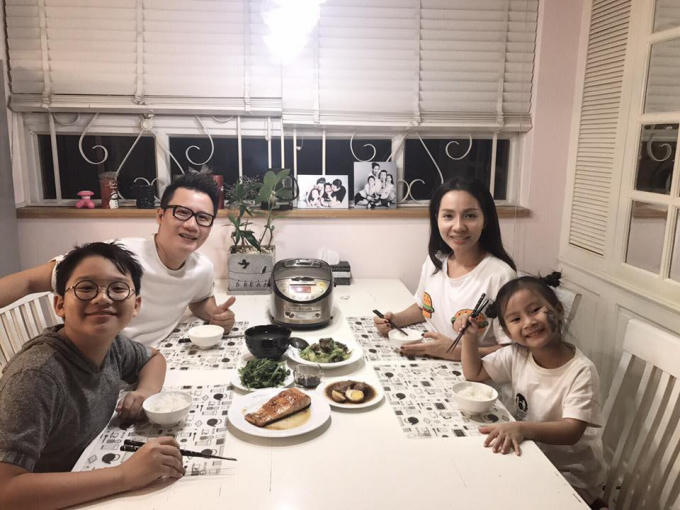 Hoàng Bách bên vợ và các con.