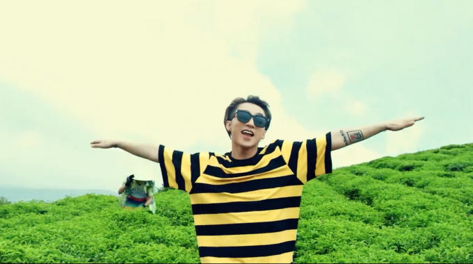 Sơn Tùng luôn giữ tinh thần sảng khoái nhất để truyền tải hết thông điệp của MV "Bình yên những phút giây" đến khán giả.