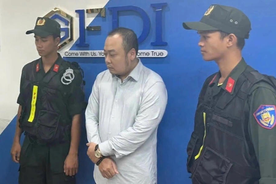 Tổng Giám đốc GFDI Nguyễn Quang Hoàng được đưa về trụ sở để chứng kiến việc khám xét diễn ra vào ngày 8/11/2024. (Ảnh: Công an Đà Nẵng).
