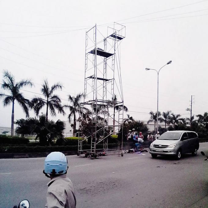 Người dân có mặt tại hiện trường di chuyển bảo vệ bị bất tỉnh khỏi khu vực giàn giáo.