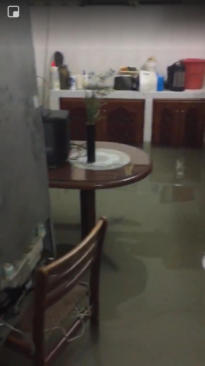 Nước ngập sâu dưới tầng 1 một căn nhà vào lúc rạng sáng 9/12.