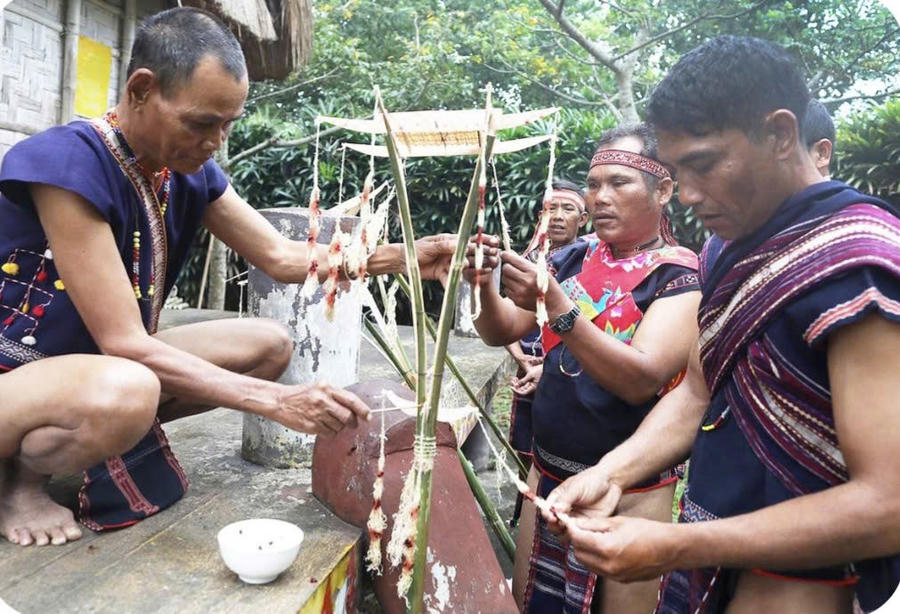 Thanh niên Làng Htiên đang nấu cơm và nướng thịt chuẩn bị cho đêm giao thừa. Ảnh: T.H