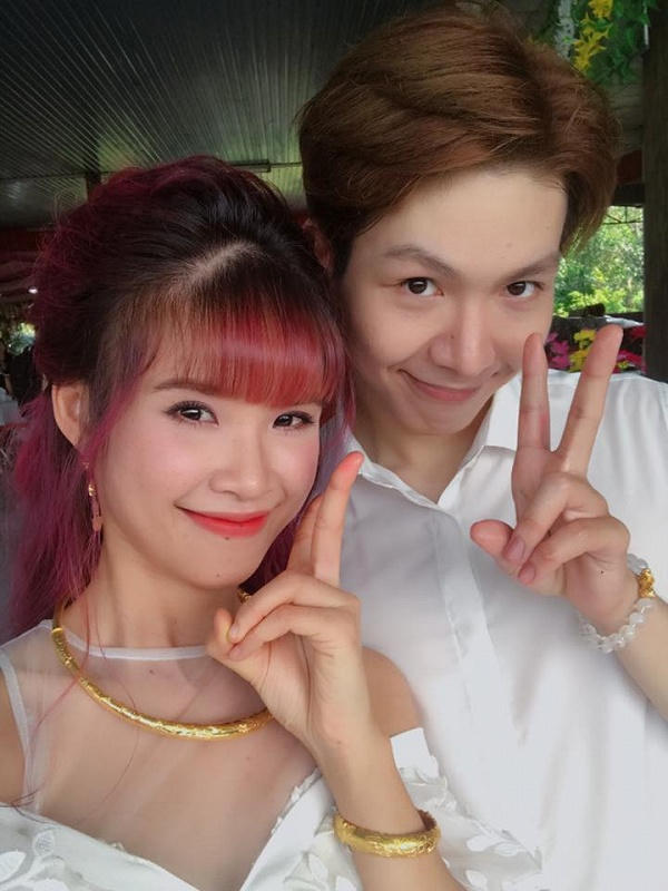 Cặp đôi vui vẻ chụp ảnh với nhau.