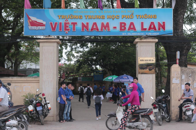 Sáng nay (22/6), tại Hà Nội, kỳ thi THPT quốc gia sẽ bắt đầu. Ngay từ sáng sớm, nhiều sĩ tử đã có mặt tại địa điểm thi.