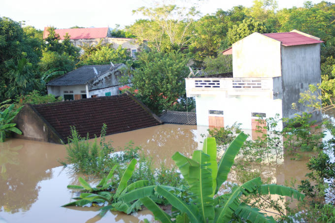 V&agrave;o v&ugrave;ng rốn lũ s&ocirc;ng Bưởi: Hơn ngh&igrave;n người cầm cự giữa m&ecirc;nh m&ocirc;ng biển nước