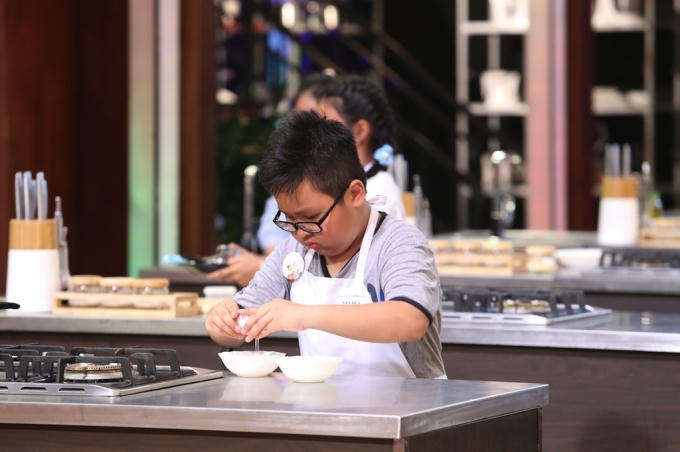 Rất yêu thích nấu ăn nên cậu bé hay lên mạng xem các clip dạy nấu ăn để học hỏi.