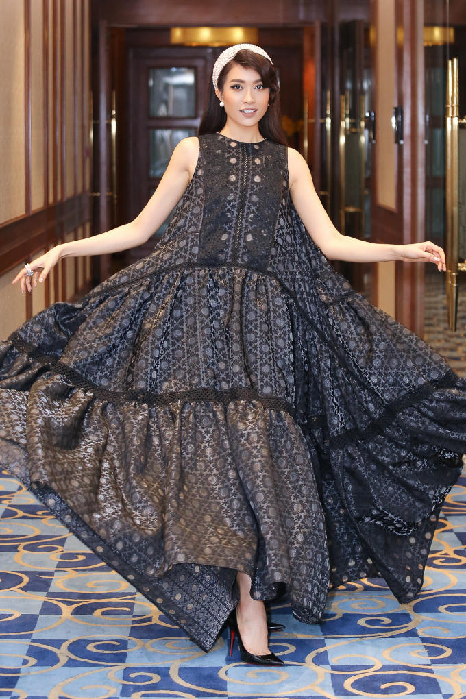 Đảm nhận vai trò vedette, Lệ Hằng đầy kiêu kỳ, cuốn hút khiến ai cũng phải ngước nhìn