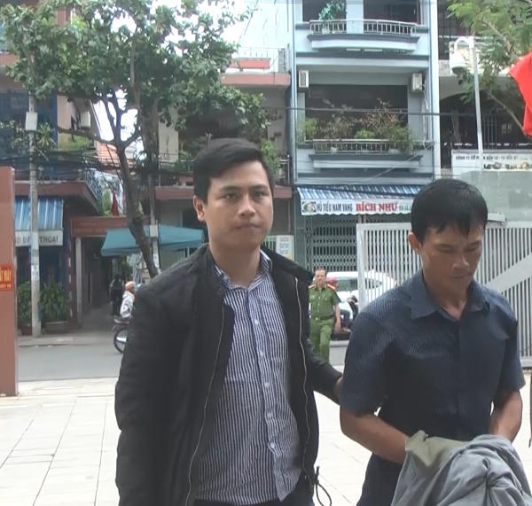 Lực lượng công an áp giải đối tượng.