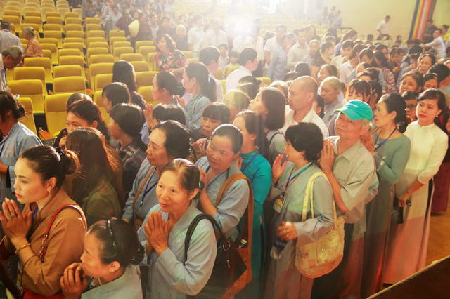 Sau nghi lễ tắm Phật của quý Tăng ni, lãnh đạo địa phương và các đại biểu, hàng nghìn Phật tử đã cùng nhau xếp hàng đến trước lễ đài để thực hiện nghi lễ tắm Phật.