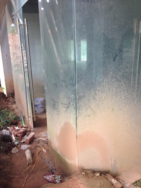 Nhếch nhác bụi bặm phủ kín xung quanh tòa nhà Quốc môn.