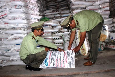 Hàng loạt doanh nghiệp sản xuất phân bón giả bị Bộ Nông nghiệp xử phạt. (Ảnh: Vietnamnet)