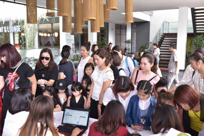 Rất đông phụ huynh đưa con em đăng ký tham gia.