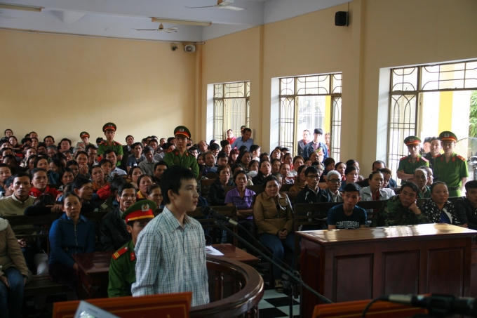 Phiên tòa thu hút nhiều người.