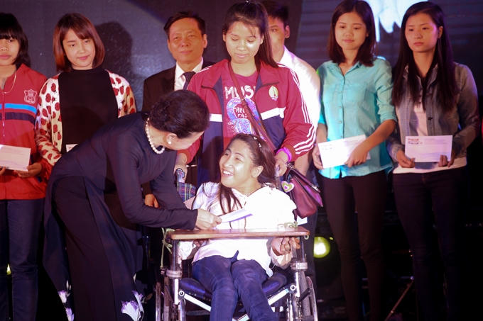 Khánh Ly dành tặng xuất học bổng cho những sinh viên có hoàn cảnh khó khăn.