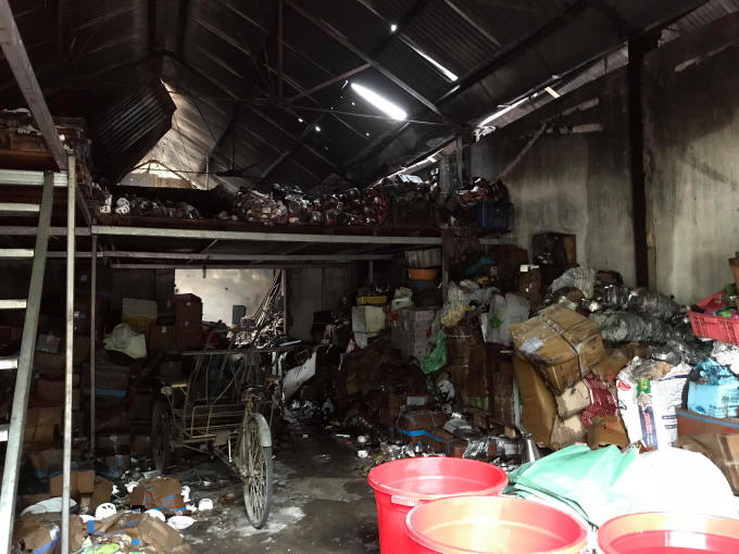 Vụ hỏa hoạn đã thiêu rụi nhiều hàng hóa phía trong khu vực kho chứa hàng rộng hơn 2000 m2.