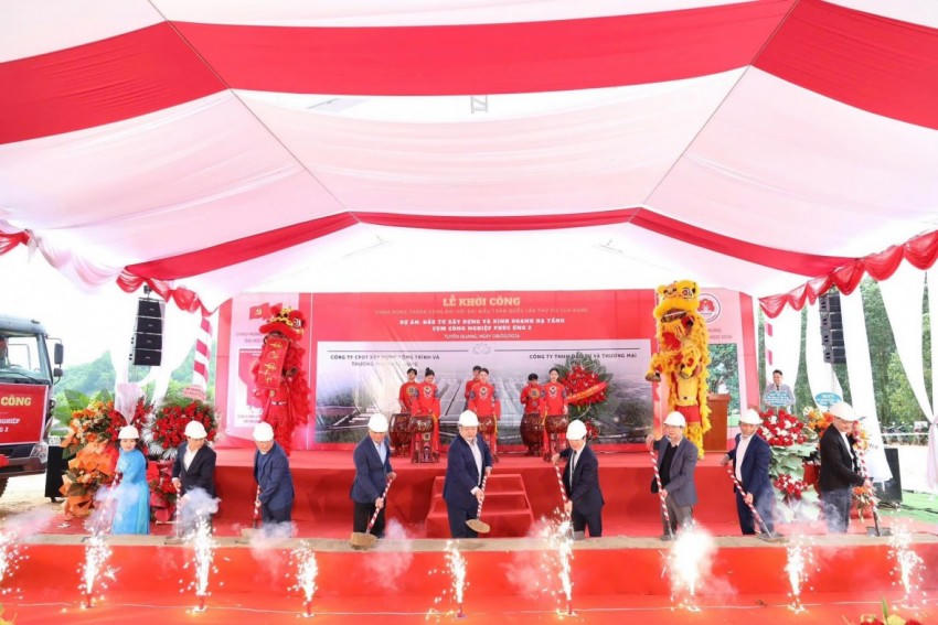 Các đại biểu thực hiện lễ khởi công dự án.