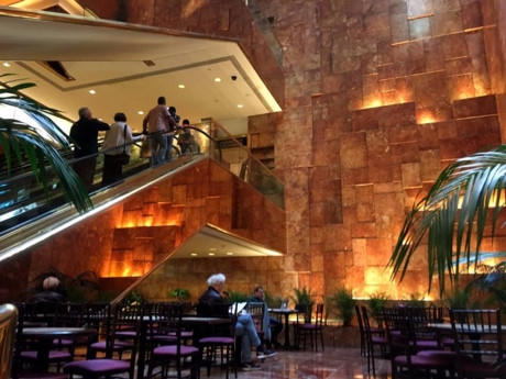 Hiện, tòa nhà của tỷ phú Trump mở cửa 14 giờ/ngày cho công chúng vào tham quan và mua sắm.