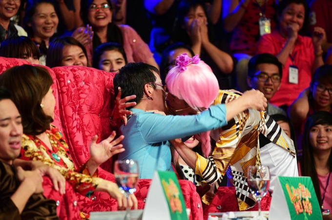 Trấn Thành, nhạc sĩ Đức Huy bị cưỡng hôn.