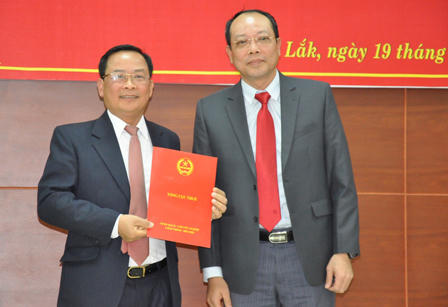 Ông Bùi Văn Chuẩn nhận quyết định bổ nhiệm.