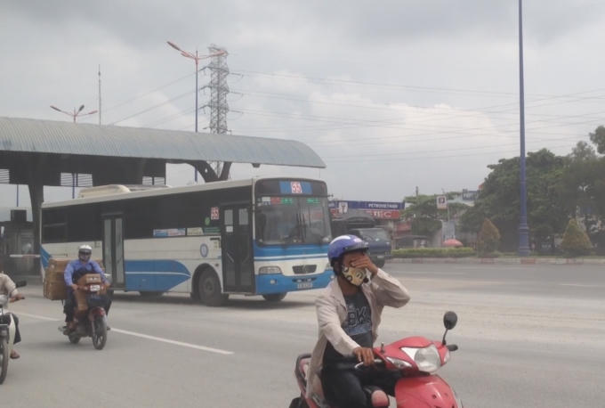 Người đi đường phải bịt khẩu trang, che kín để tránh bão bụi.