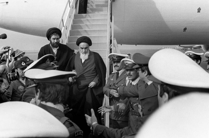 Giáo chủ lãnh đạo Cách mạng Hồi giáo Iran Ayatollah Ruhollah Khomeini rời khỏi chiếc máy bay đã đưa ông từ Pháp trở về quê hương.
