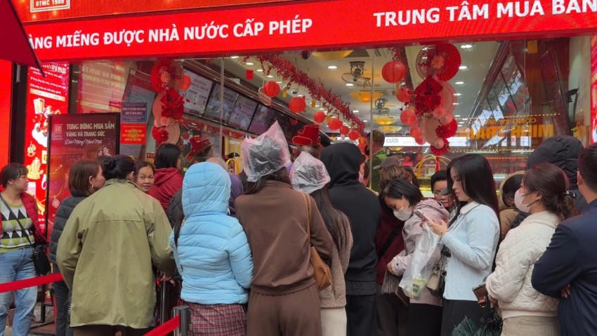 Một cửa hàng vàng trên phố lúc nào cũng đông đúc nhộn nhịp.