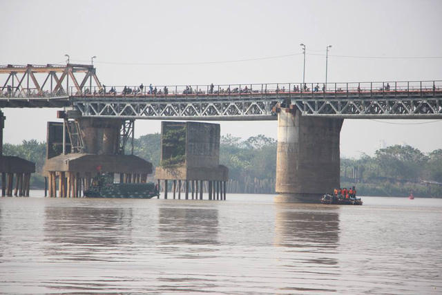 Hai con tàu đang tiếp cận vị trí quả bom.