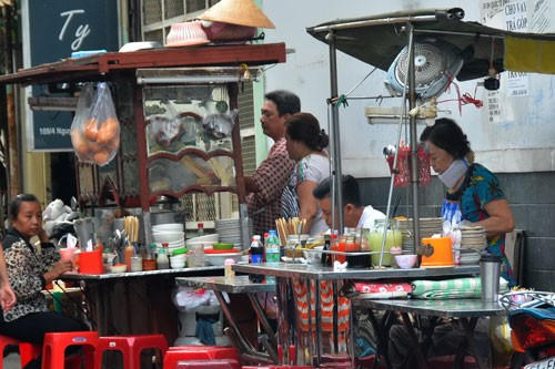 Việc thu thuế đối với người kinh doanh quán cóc, vỉa hè gây ra nhiều tranh luận Ảnh: TẤN THẠNH