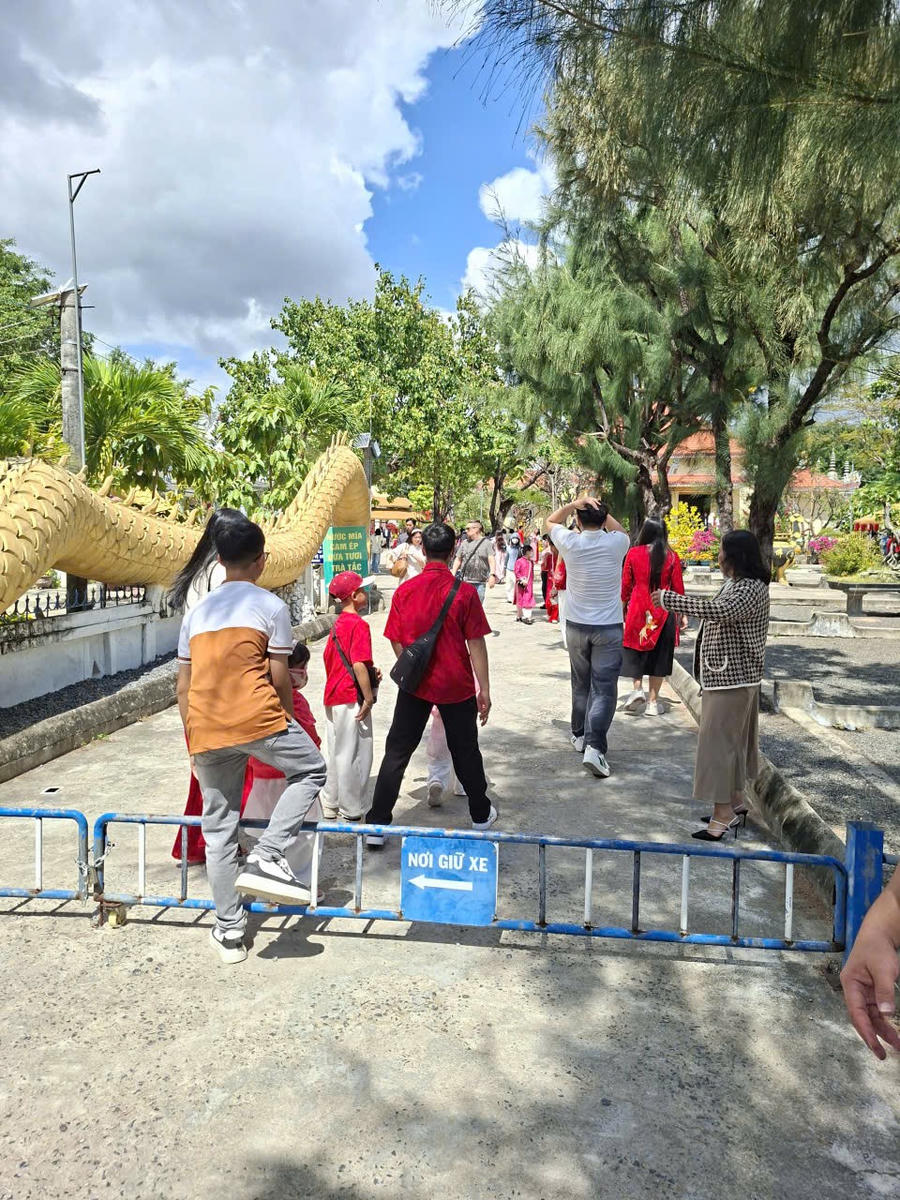 Trong sân chùa còn có hình tượng cặp rồng lớn, ấn tượng.