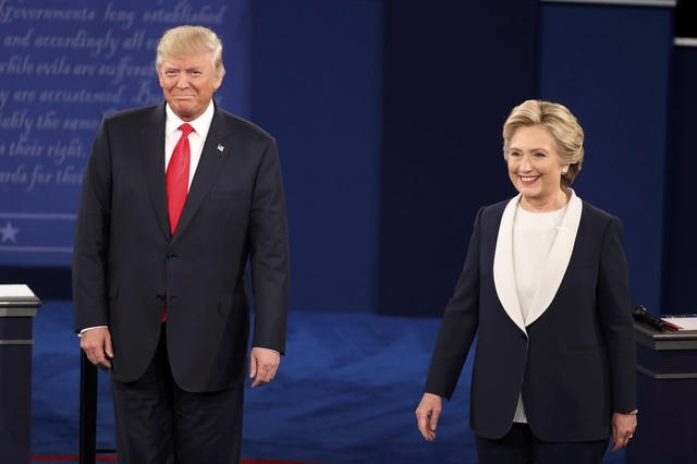 Tỷ phú Donald Trump và bà Hillary Clinton bước vào màn so găng thứ 2. (Ảnh: Reuters).