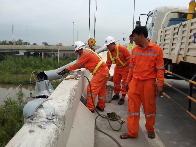 Nhân viên quản lí đường cao tốc khắc phục sự cố.