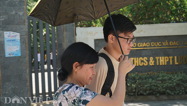 anh: phu huynh khau trang kin mit cho con thi duoi nang gan 40 do c hinh anh 7