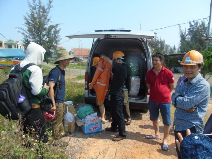 Đoàn công tác của Trung tâm điều tra tài nguyên – môi trường biển (MGMC) thuộc Tổng cục biển và hải đảo Việt Nam (VASI) chuẩn bị dụng cụ để ra khơi lặn biển.