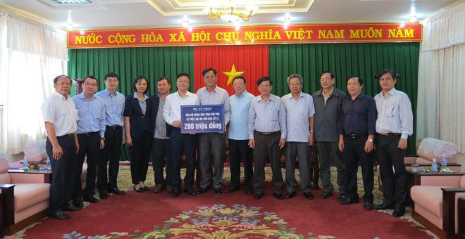 Bộ trưởng Lê Thành Long trao 200 triệu đồng, số tiền mà cán bộ, công chức Bộ Tư pháp ủng hộ nhân dân vùng lũ tỉnh Phú Yên.