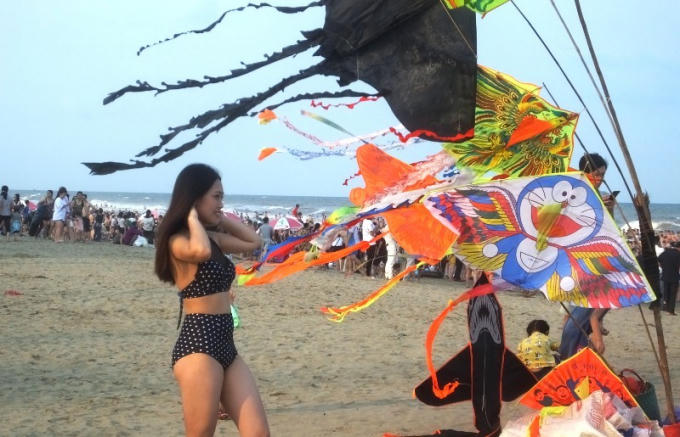 Hàng vạn người chen nhau chỗ đứng ở biển Sầm Sơn