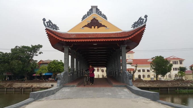 Khác với 2 cây cầu còn lại, cầu Hòa Bình xe máy và xe đạp có thể đi qua được.