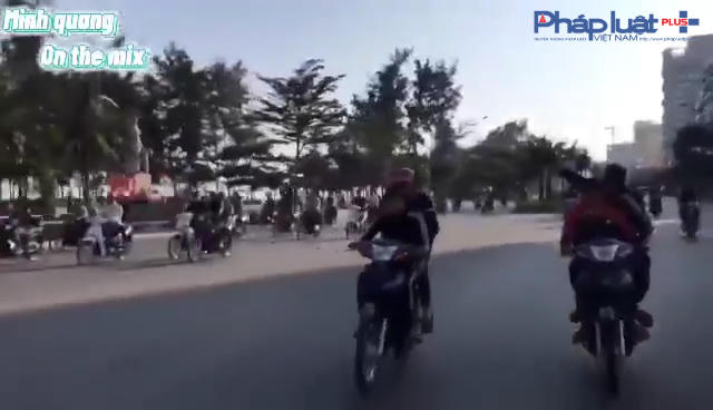 Nhóm thanh niên đi dăng hàng ngược chiều cả hai bên đường, khiến nhiều người dân hoảng loạn.