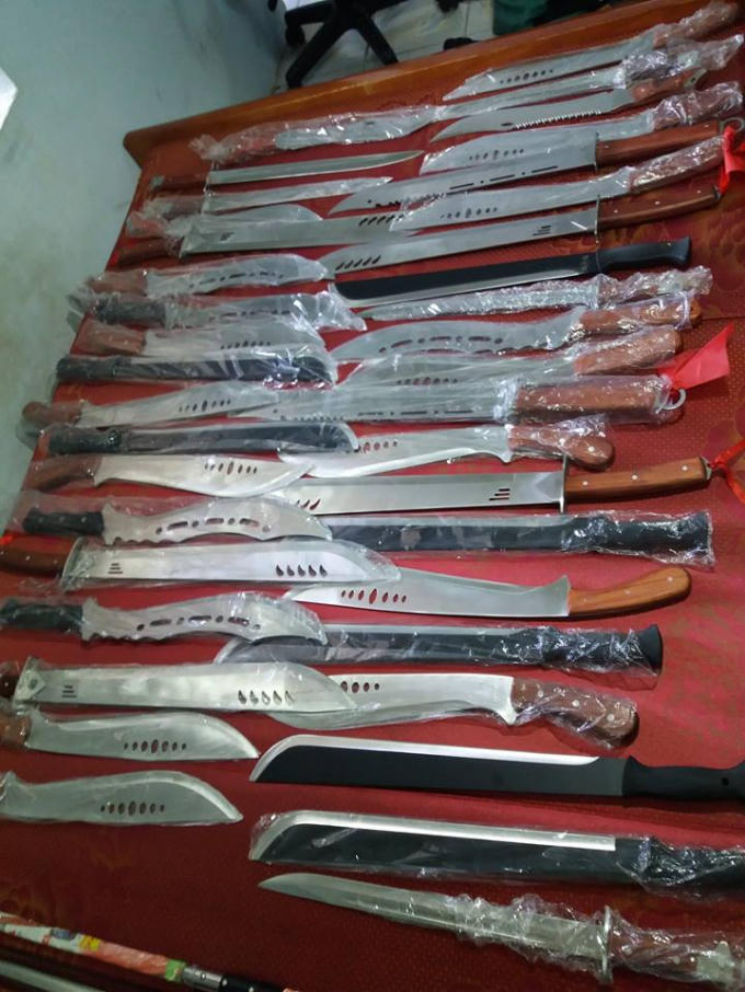 Tiến quảng cáo và bán các loại  loại dao, kiếm, gậy ba khúc baton, bình xịt hơi cay, đèn pin chích điện cho mọi người.