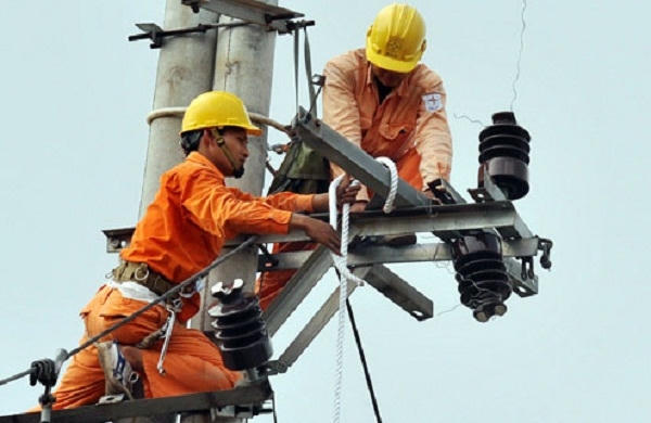 Theo Tập đoàn Điện lực Việt Nam (EVN), khung giá bán buôn điện cho các Tổng công ty điện lực năm 2016 đều có mức tăng từ 2-5% so với năm 2015. Ảnh: Internet.
