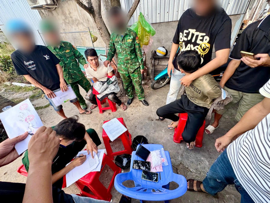Hai đối tượng Nhí và Khánh bị lực lượng Đồn Biên phòng Cái Đôi Vàm bắt giữ.