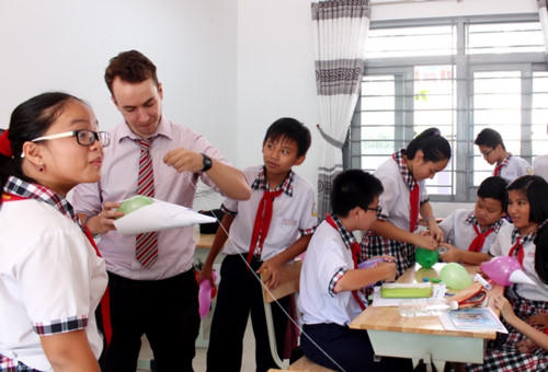 Học sinh đang thực hành thí nghiệm khoa học với giáo viên nước ngoài.