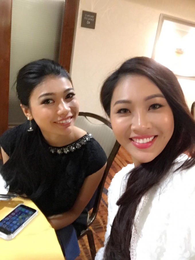 Diệu Ngọc và các thí sinh ăn uống sau khi ghi hình clip giới thiệu khaongr 1 phút.