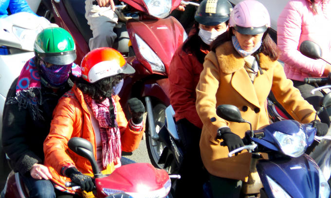 Ai cũng khoác tr&ecirc;n mình những b&ocirc;̣ trang phục &acirc;́m áp.