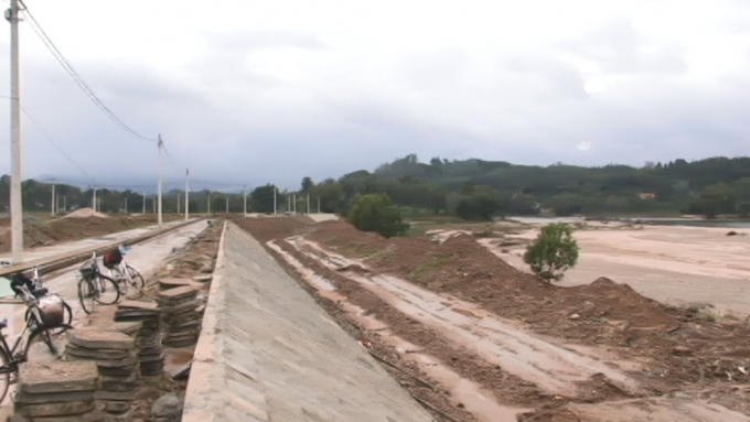 Bờ bên kia sông đã và đang được kè, phân lô nền.