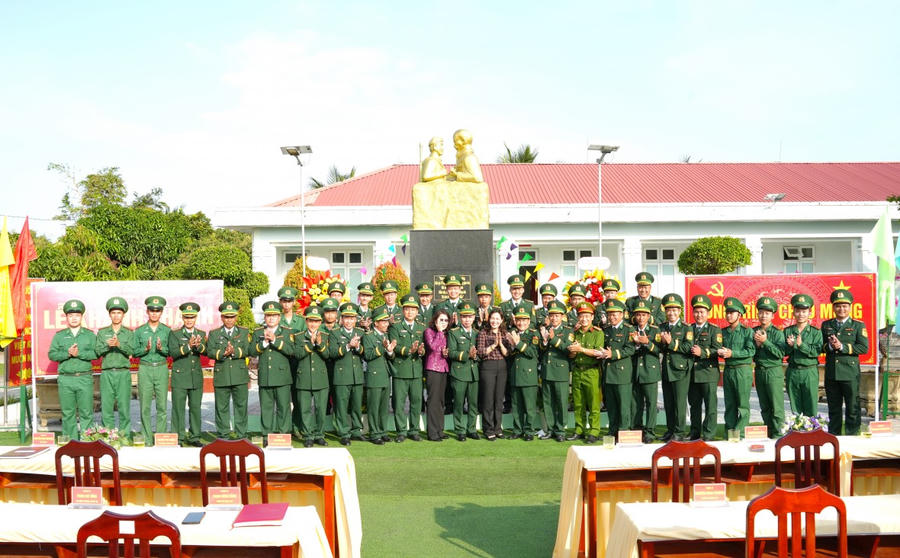 Cán bộ, chiến sĩ và lãnh đạo địa phương dự lễ khánh thành tượng đài “Bác Hồ với chiến sĩ Biên phòng”.