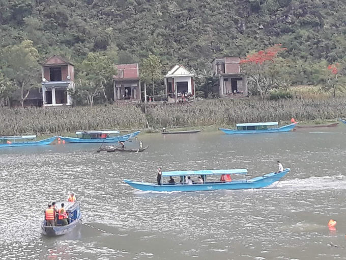 Lốc xoáy làm lật hai thuyền du lịch khiến 21 người rơi xuống sông.