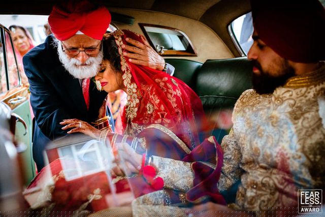 Một cô dâu rơi nước mắt khi ôm từ biệt gia đình để về nhà chồng. Ảnh chụp năm 2019 của Paul Rogers.