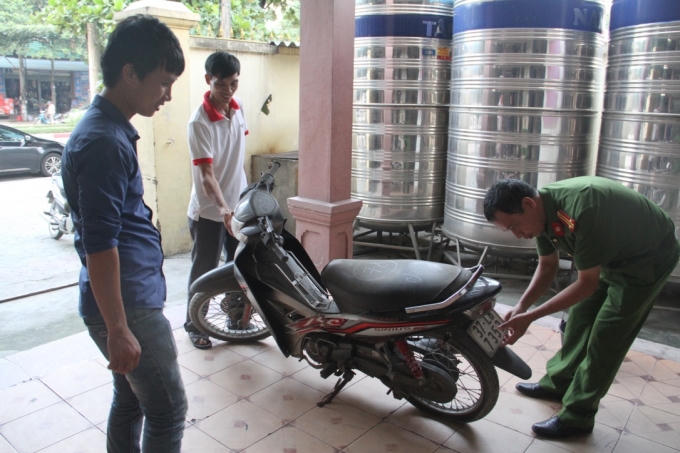 Lực lượng chức năng kiểm tra, trao trả lại chiếc xe máy cho anh Cường.