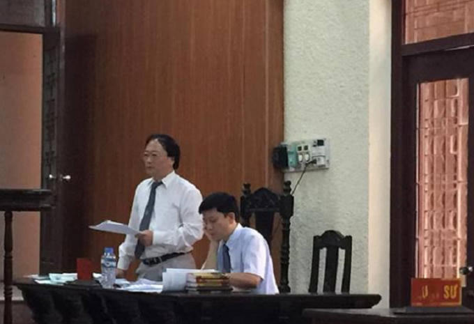 Luật sư Bảo và Luật sư Hải tranh luận tại tòa.